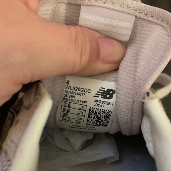 New Balance 520 Sneakers Pale Pink w/ Gold detail - Picture 13 of 13